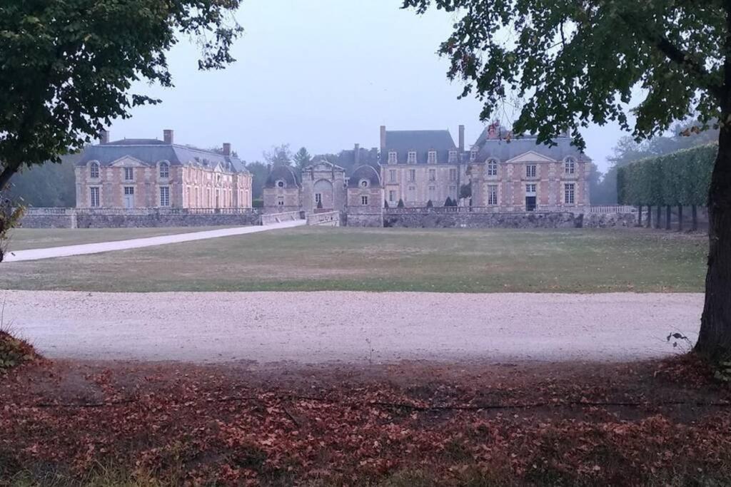 F2 au pied du château et à 15min de Center Parc La Ferté-Saint-Aubin Esterno foto